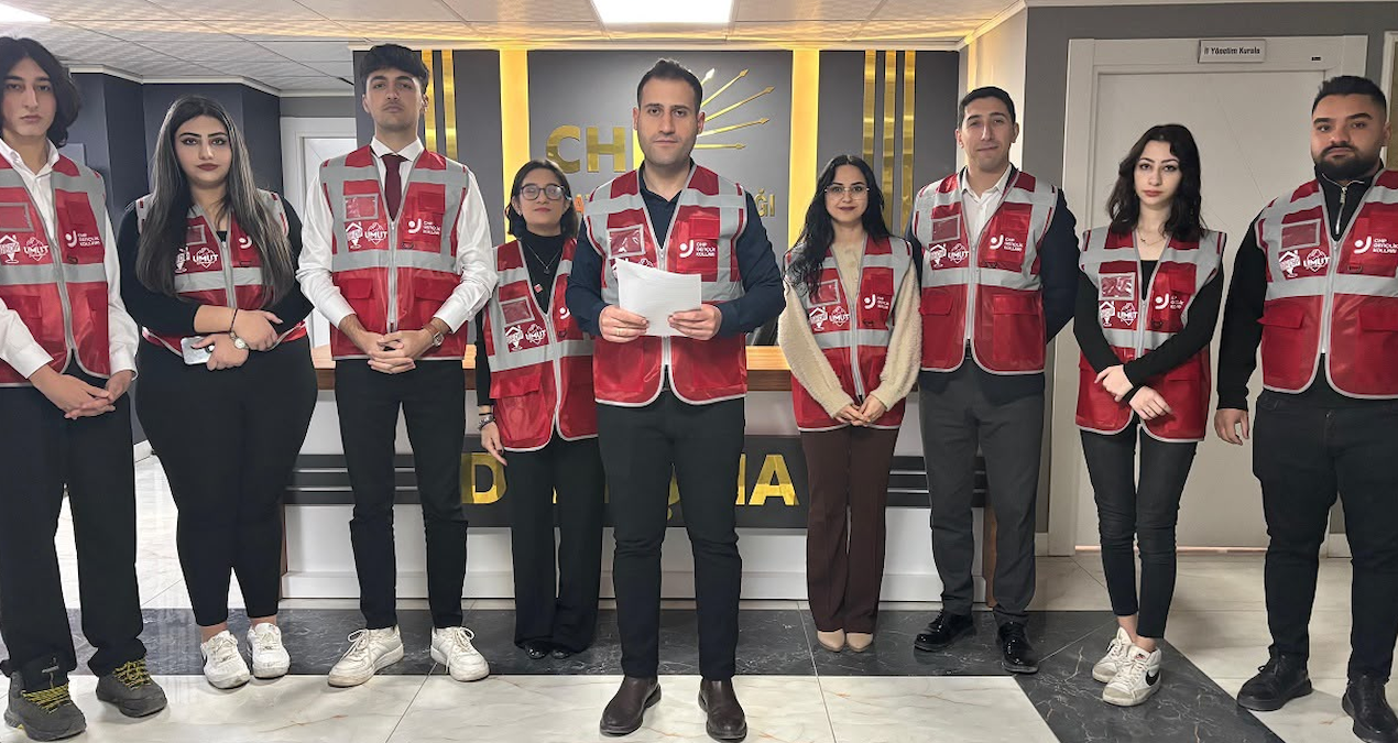 “Kayyum” tepkisi büyüyor: Elazığ’da CHP gençliği toplu istifa etti Kayyum tepkisi buyuyor elazigda chp gencligi toplu istifa etti EcRLLx2l